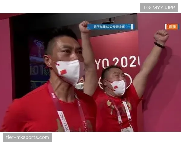 谌利军抱着泡面那张，明星热搜感和宿舍味儿同时上线